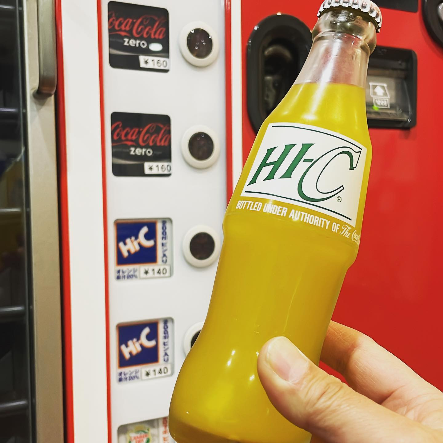 スタジオ名物瓶コーラ自販機に懐かしい『ハイシーオレンジ』が登...